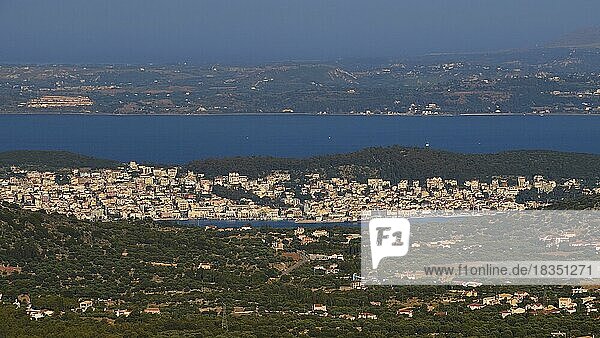 Golf von Argostoli  Argostoli  Häuser am Hang  Paliki Halbinsel  Blauer wolkenloser Himmel  Argostoli  Insel Kefalonia  Ionische Inseln  Griechenland  Europa