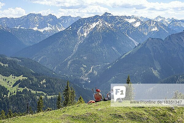 Two hikers taking a break  hiking to Thaneller  eastern Lechtal Alps  Tyrol  Austria  Europe