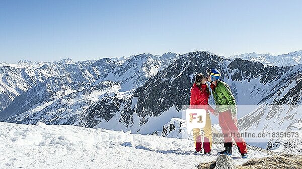 Skitourengeherin steht neben Gipfelkreuz  Gipfel des Mitterzeigerkogel im Winter  Sellraintal  Kühtai  Tirol  Österreich  Europa