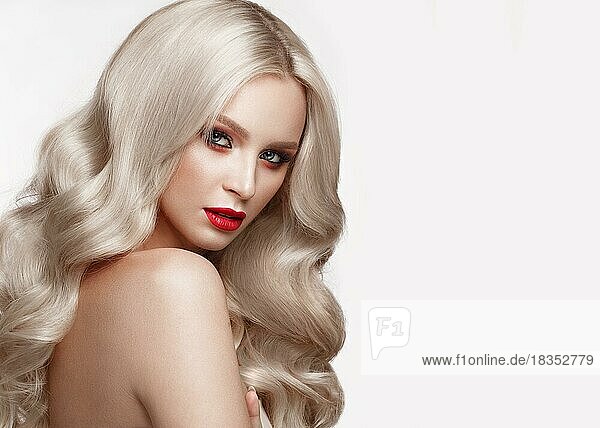 Schöne Blondine in einer Hollywood-Manier mit Locken  natürlichem Make-up und roten Lippen. Schönheit Gesicht und Haar. Bild im Studio aufgenommen