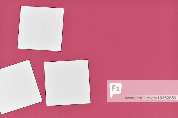 Drei leere weißes Papier Notizen auf der Seite der rosa Hintergrund mit leeren Kopie Raum