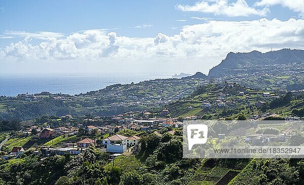 Häuser und Küste  Blick über die Insel  Madeira  Portugal  Europa