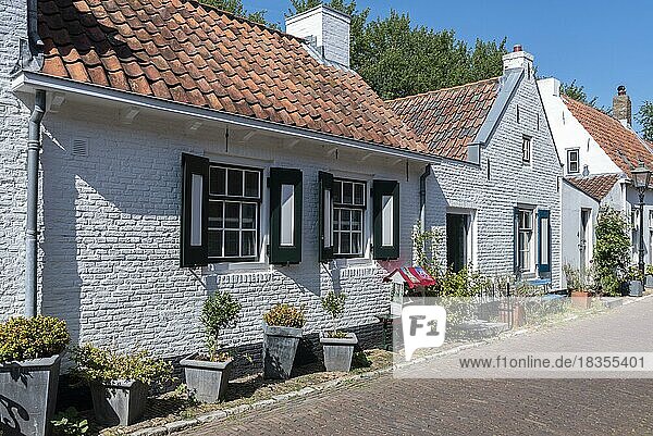 Typische Häuser in der Warwijksestraat  Veere  Zeeland  Niederlande  Europa
