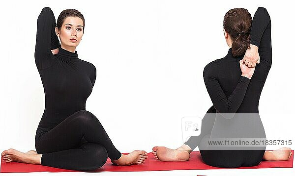 Schöne sportliche Mädchen in einem schwarzen Anzug tun Yoga. gomukhasana asana  pose Kuhkopf. vor weißem Hintergrund