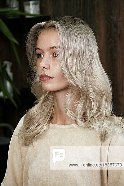 Junge Frau in einem Friseursalon färbt ihr Haar blond. Schönheit Gesicht und Haar