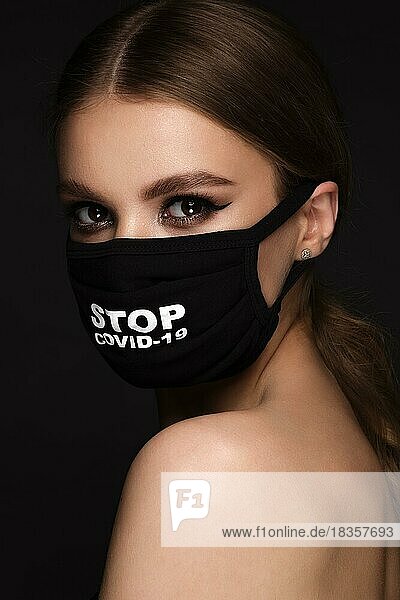 Porträt einer schönen Frau mit schwarzer Maske  Stop Covid und klassischem Make-up. Maske Modus während der Covid Pandemie