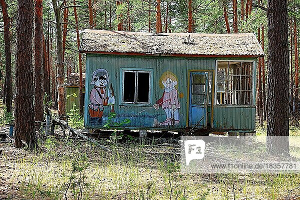 Sperrzone  in der unbewohnbaren 30-Kilometer-Zone um das Kraftwerk von Tschernobyl und der Arbeitersiedlung Pripjat  bemalte Holzhuette im Kinderferienlager Isumrudnyi  Ukraine  Europa
