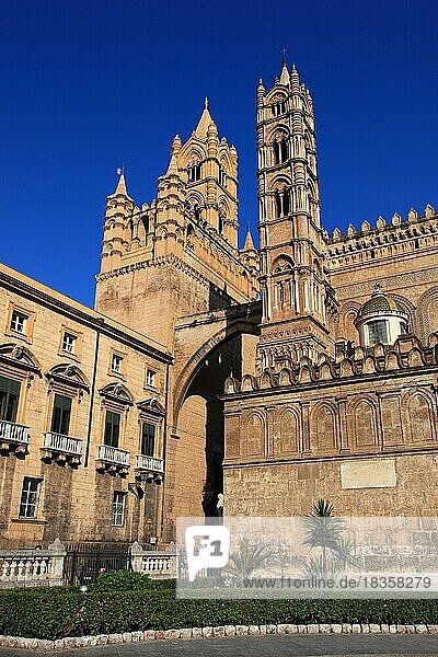 Stadt Palermo  links der Palazzo Arcivescovile  das Erzbischoefliche Palais mit der massiven Westturm  der mit der Kathedrale Maria Santissima Assunta durch Spitzboegen verbunden ist  UNESCO Weltkulturerbe  Sizilien  Italien  Europa