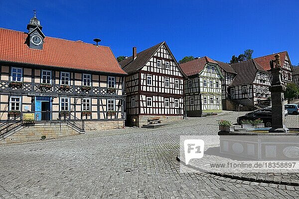 Zweitkleinste Stadt Deutschlands  Ummerstadt im Landkreis Hildburghausen  Marktplatz mit dem historischen Rathaus  1558 erbaut  Fachwerkensemble  Thüringen  Deutschlands