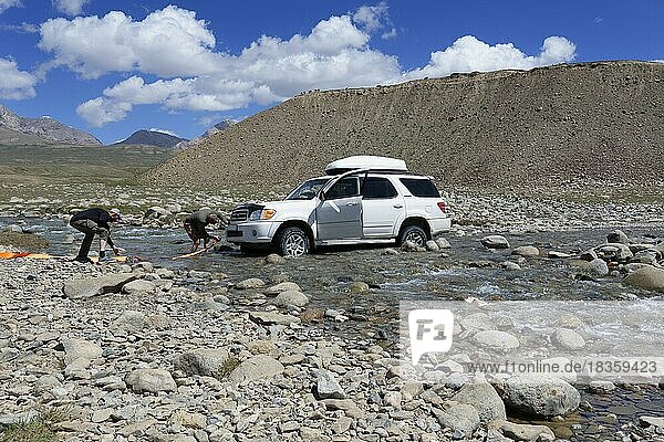 Fahrzeug bleibt beim Überqueren eines Flusses stecken  Tian Shan-Gebirge nahe der chinesischen Grenze  Region Naryn  Kirgisistan