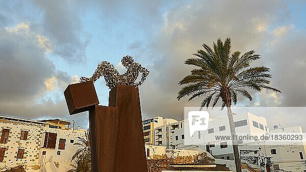 Skulptur  Kunstobjekt  weiße Häuser  Palme  Hauptstadt  Puerto del Rosario  blauer wolkiger Himmel  Fuerteventura  Kanarische Inseln  Spanien  Europa