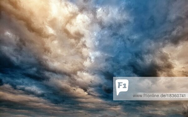 Farbige Wolkenbildung  dramatische Gewitterstimmung nach Sonnenuntergang
