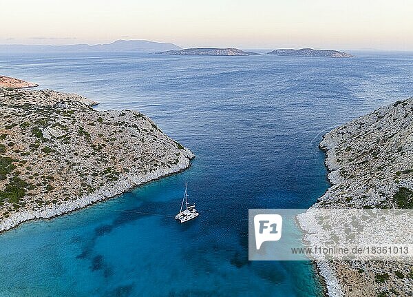 Segelkatamaran in einer Bucht der Insel Levitha  griechische Insel  Südliche Ägäis  Griechenland  Europa