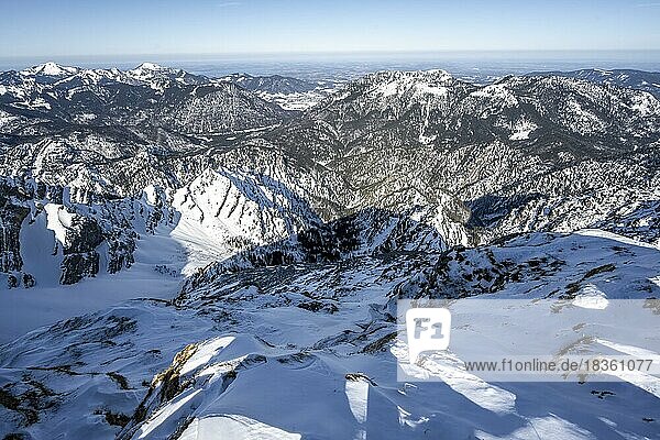 Ausblick vom Gipfel des Sonntagshorn  hinten verschneite Gipfel der CHiemgauer Alpen  Bergpanorama  Bayern  Deutschland  Europa