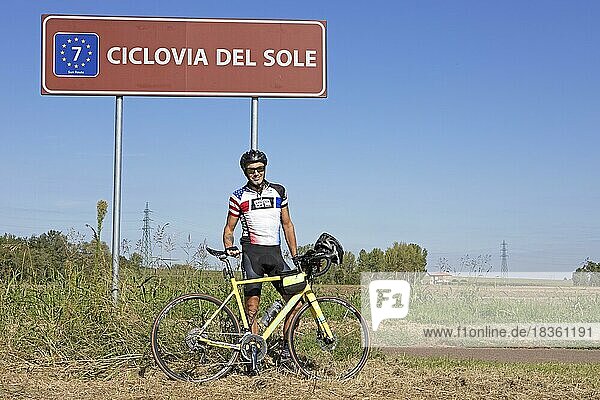 Mann  55  mit Rennrad auf der Ciclovia del Sol  Teil der Eurovelo 7  Enilia Romagna  Italien  Europa