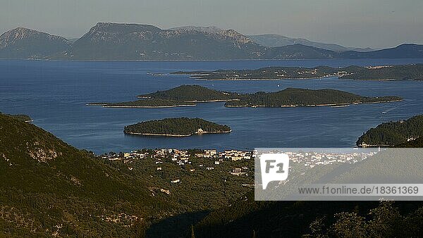 Hafenort Nidri  Vorgelagerte Inseln  grüne Hänge  Gebirge auf dem Festland  Insel Lefkada  Lefkas  Ionische Inseln  Griechenland  Europa