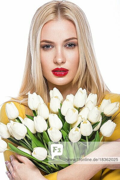 Porträt der schönen Mode-Modell mit Blumenstrauß Lilie in den Händen  süß und sinnlich. Schönheit Make-up  Haare. Bild im Studio auf einem isolierten weißen Hintergrund genommen
