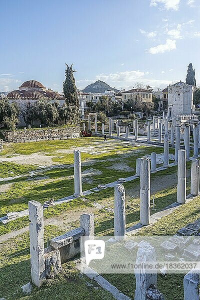 Säulen der Römischen Agora von Athen  hinten Turm der Winde  Athen  Attika  Griechenland  Europa