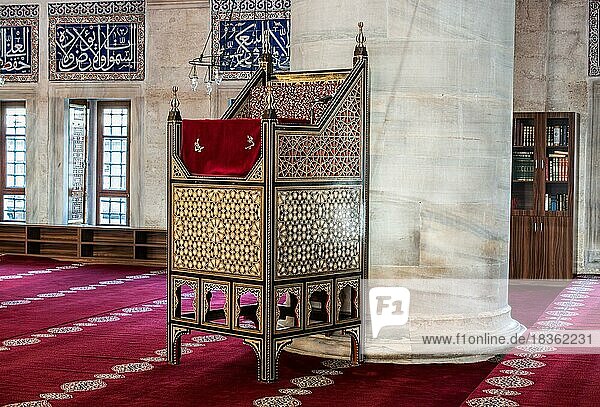 Hölzerne Minbar-Predigtkanzel aus osmanischer Zeit in einer Moschee