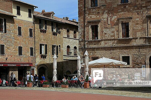 In der Altstadt von Montepulciano  Hauser und Cafe am Piazza Grande  Toskana  Italien  Europa