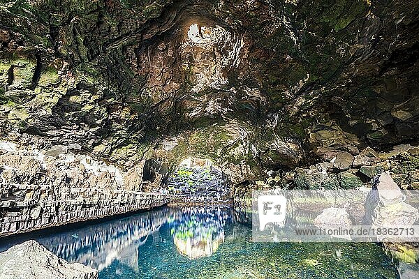 Erstaunliche Höhle  Pool  natürliches Auditorium  Salzsee  entworfen von Cesar Manrique im vulkanischen Tunnel Jameos del Agua auf Lanzarote  Kanarische Inseln  Spanien  Europa