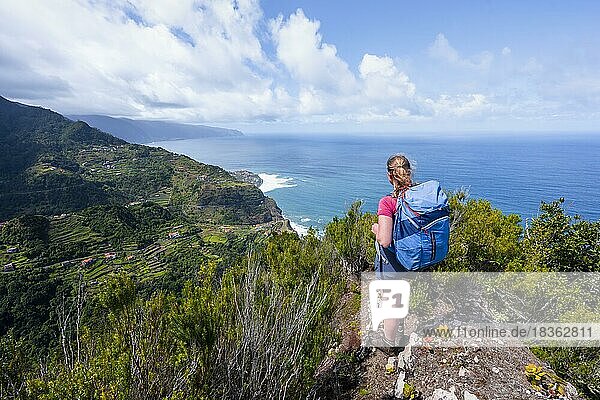 Wanderin am Grat des Pico do Alto  Blick über Küstenlandschaft  Madeira  Portugal  Europa