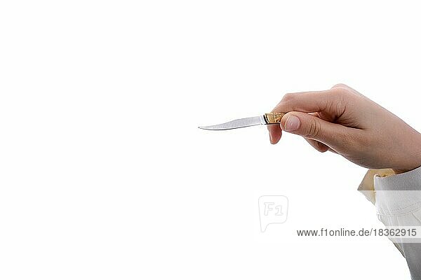 Hand hält ein Messer in der Hand auf einem weißen Hintergrund