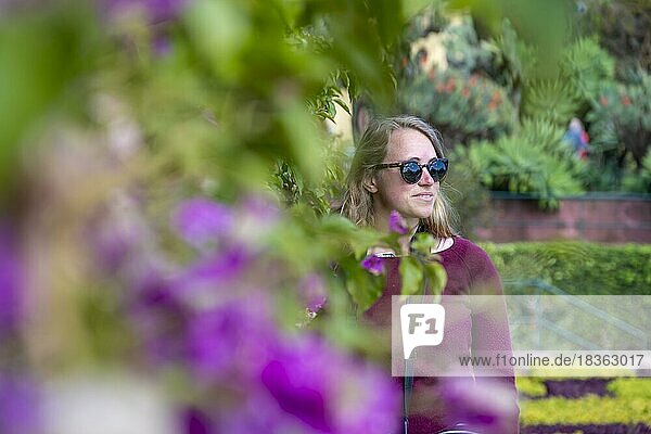 Frau mit Sonnenbrille in der Natur  Garten Funchal  Jardim Botanico  Madeira  Portugal  Europa