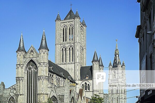 St.-Nikolaus-Kirche  Sint-Niklaaskerk und Glockenturm des Glockenturms im alten historischen Stadtzentrum von Gent  Gent  Ostflandern  Belgien  Europa
