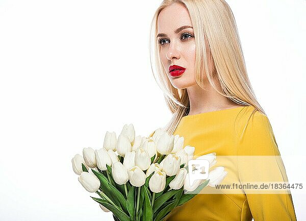 Porträt der schönen Mode-Modell mit Blumenstrauß Lilie in den Händen  süß und sinnlich. Schönheit Make-up  Haare. Bild im Studio auf einem isolierten weißen Hintergrund genommen