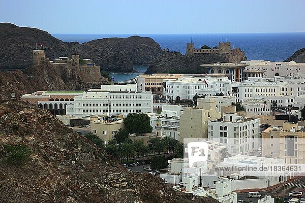 Blick auf die Altstadt von Muscat  Oman  Asien