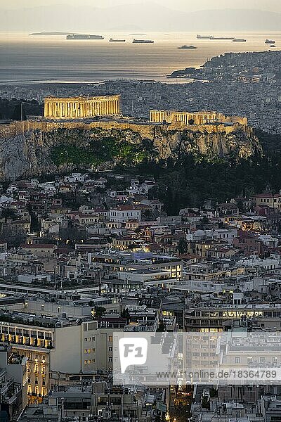 Ausblick über das Häusermeer von Athen  beleuchteter Parthenon-Tempel auf der Akropolis  vom Berg Lycabettus  Athen  Griechenland  Europa