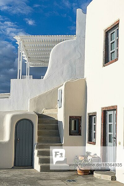Luxuriöse weiß getünchte Häuser in Fira  Santorini  Griechenland  Europa