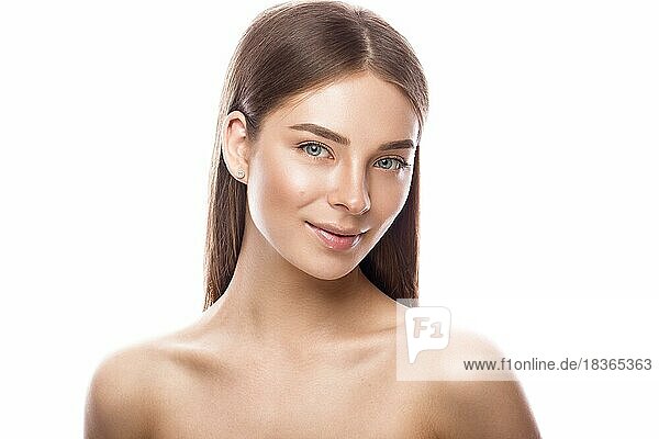 Schönes junges Mädchen mit einem leichten natürlichen Make-up und perfekter Haut. Schönes Gesicht. Bild im Studio auf einem weißen Hintergrund aufgenommen