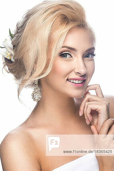 Schönes blondes Mädchen im Bild einer Braut mit Blumen in ihrem Haar. Bild im Studio auf einem weißen Hintergrund aufgenommen. Schönheit Gesicht. Hochzeit Bild