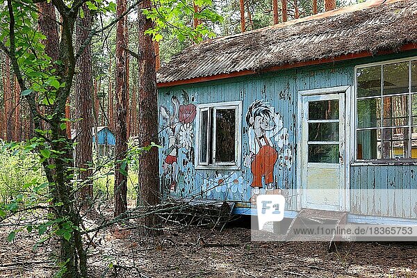 Sperrzone  in der unbewohnbaren 30-Kilometer-Zone um das Kraftwerk von Tschernobyl und der Arbeitersiedlung Pripjat  bemalte Holzhuette im Kinderferienlager Isumrudnyi  Ukraine  Europa