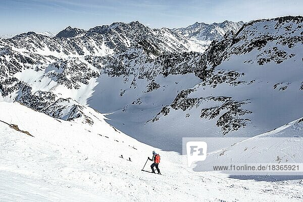 Ski tourers on the Sulzkogel  Stubai Alps  mountains in winter  Kühtai  Tyrol  Austria  Europe