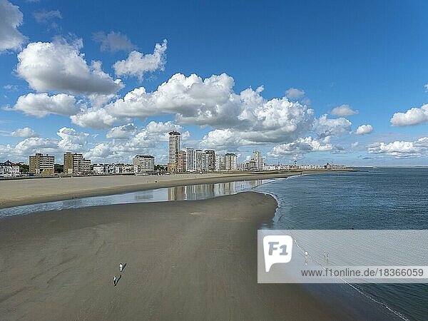 Luftaufnahme mit Strand und Stadtbild  Vlissingen  Zeeland  Niederlande  Europa