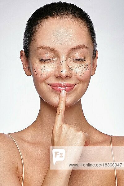 Porträt einer schönen Frau mit leichtem Natur-Make-up  Glitzer-Sommersprossen und perfekter Haut