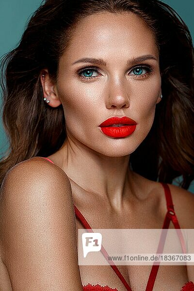 Schöne sexy Frau in einer Hollywood-Manier mit Locken  natürlichem Make-up und roten Lippen. Schönheit Gesicht und Haar. Bild im Studio aufgenommen