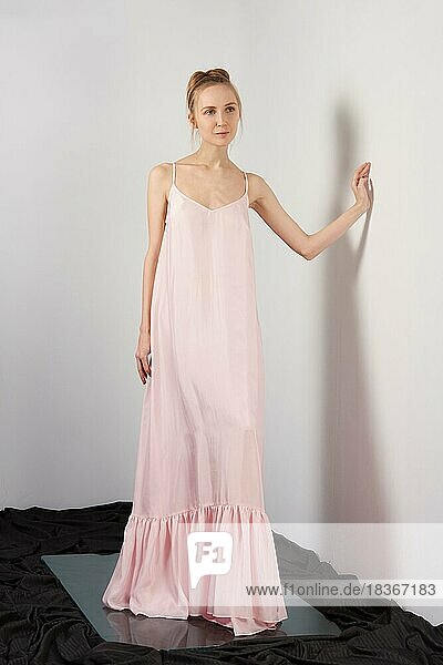 Modemodell in rosa gewelltem langem Kleid mit Trägern