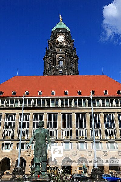 Trümmerfrau-Denkmal vor dem Rathaus  Das Neue Rathaus in Dresden  Sachsen  Deutschland  Europa