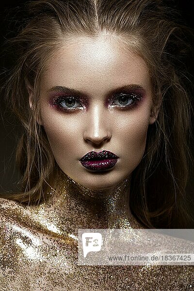 Schönes Mädchen mit kreativen hellen Make-up mit Strasssteinen Beauty Gesicht. Fotos im Studio geschossen