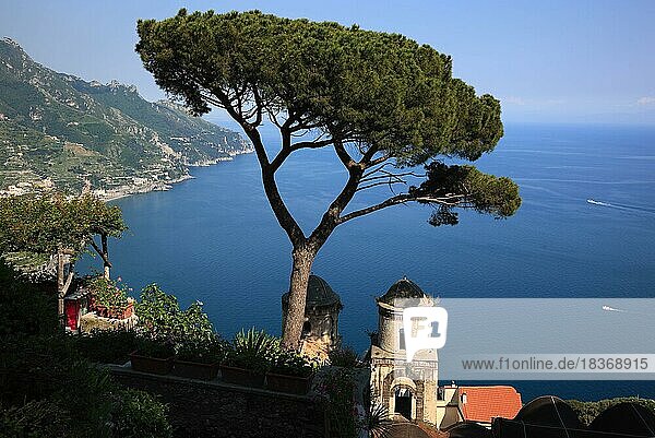 Aussicht von der Villa Rufolo auf den Golf von Salerno und die Türme der Kirche Chiese dell Annunziata  Kampanien  Italien  Europa