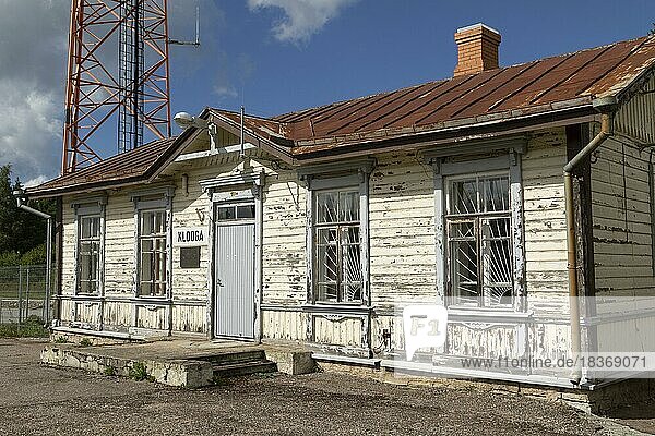 Verwittertes Holzhaus am historischer Bahnhof im Dorf Klooga  Kreis Harju  Estland  Europa