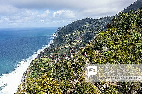 Küste  Wanderin in den Bergen von Boaventura  Madeira  Portugal  Europa