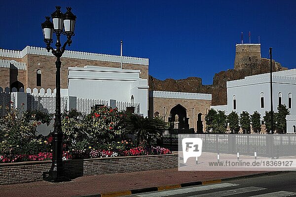 Regierungsgebäude und das Bait Garaiza  ein altes Handelshaus  Muscat  Oman  Asien