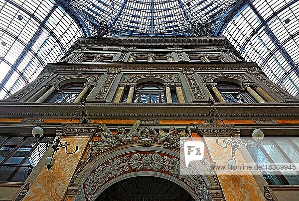 Galleria Umberto I  Einkaufspassage in der Altstadt von Neapel  Kampanien  Italien  Europa