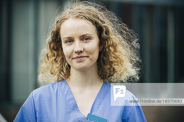 Porträt einer lächelnden Krankenschwester mit blondem Haar