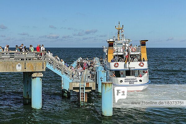 Seebrücke von Sellin mit Ausflugsschiff  Insel Rügen  Mecklenburg-Vorpommern  Deutschland  Sellin  Mecklenburg_Vorpommern  Deutschland  Europa